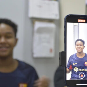 Jovens da ACM Cruzeiro do Sul aprendem a criar vídeos com o celular em curso prático e criativo.