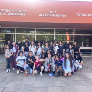Educandos da ACM Morro Santana participam de uma experiência cultural no Teatro Renascença
