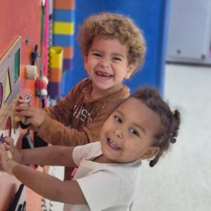 Explorar, sentir e descobrir: a magia da parede sensorial no Maternal B da ACM Cruzeiro do Sul